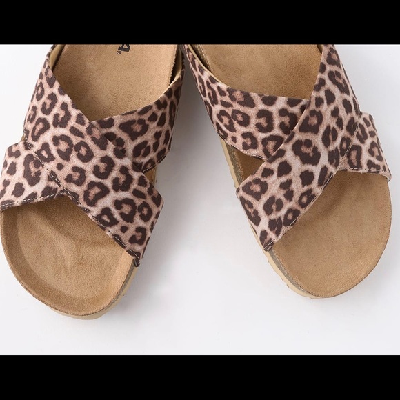 🎉New🎉Ladies cross bands animal print slides - Picture 2 of 2